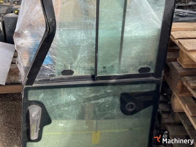 CATERPILLAR 3033008 Loader cabins and body parts #4184