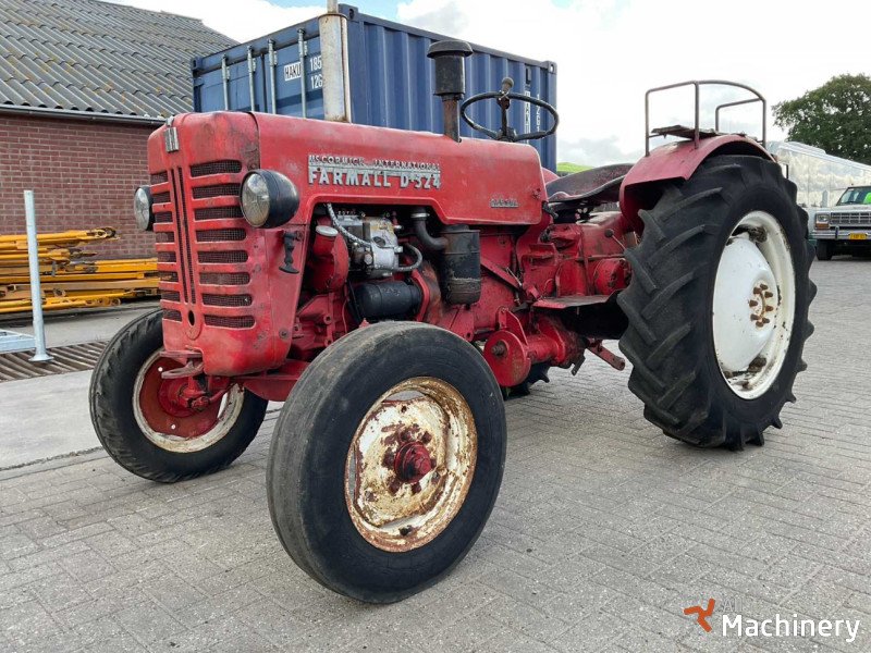 MCCORMICK  Farmall D-324 Mini tractors #7584