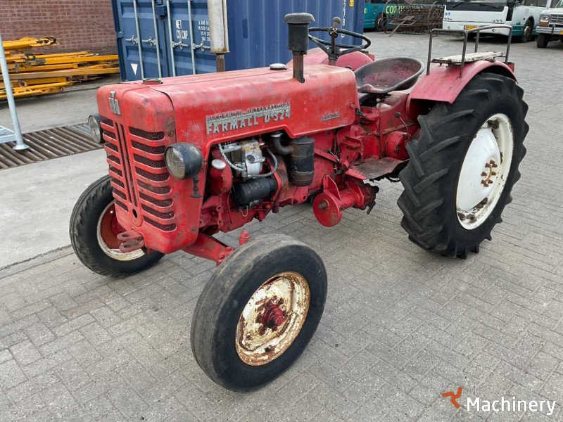 MCCORMICK  Farmall D-324 Mini tractors #7584