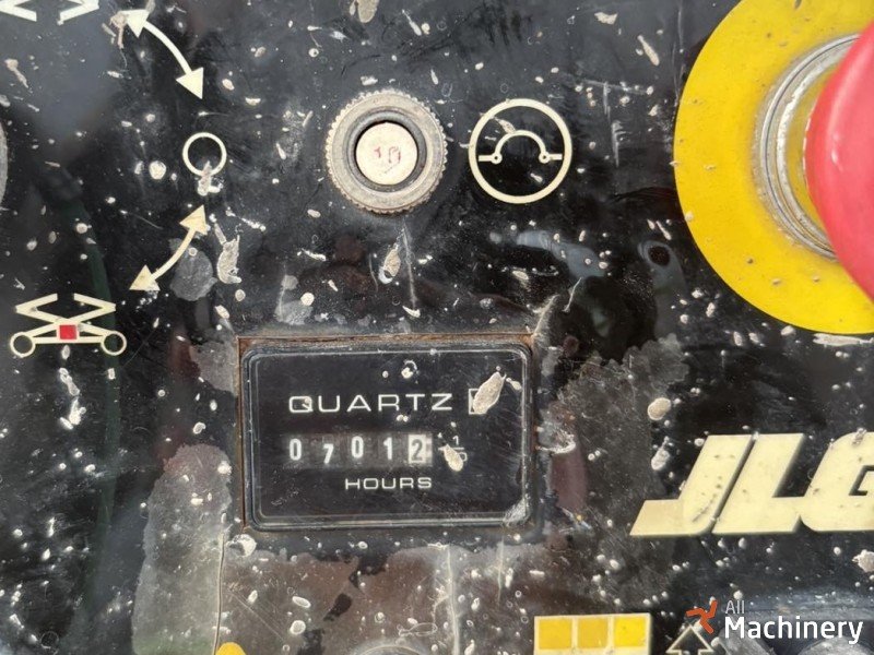 JLG M4069 Scissor lifts #8200